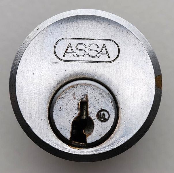 Front face of a door lock's cylinder and core.